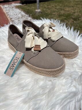 Toms Dune Suede Carolina Lace Up Platform Slip-Ons with Cream Ribbon Laces